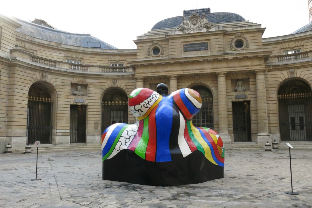 Après une longue période de travaux, le Musée de la Monnaie vient de réouvrir . Sculpture "Nana" de Niki de St-Phalle dans la cour du musée